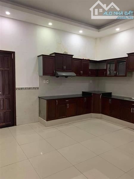 Nhà Gần Mặt Tiền Xa Lộ Hà Nội, Ngã Tư Thủ Đức, Dt 180m2, Ngang 5m, Chỉ 7.5 tỷ