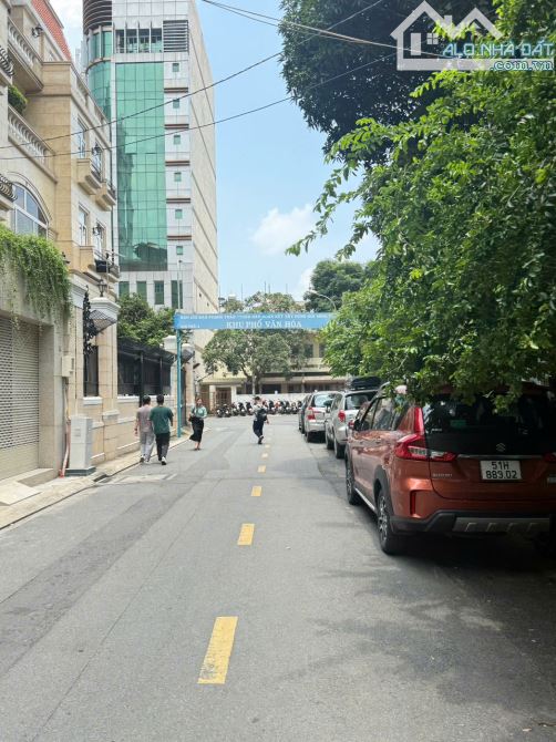 Biệt Thự Cần Bán Ngay Hoàng Việt - Út Tịch P4 Tân Bình - 35m*20m -4Tầng - Gía : 140Tỷ TL