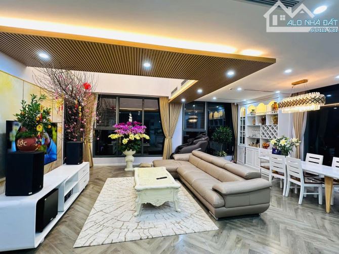 Bán Căn Hộ Penhouse Eco Green Nguyễn Xiển DT 180m 3PN Full NT SĐCC hướng ĐN giá 11,6 tỷ