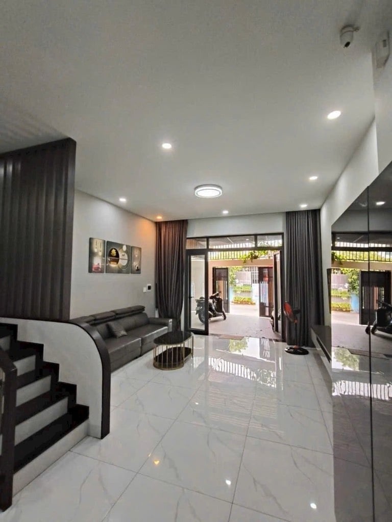 BÁN NHÀ ĐÔNG HÒA, DĨ AN, 2 TẦNG, HOÀN CÔNG, DT 102M2, ĐƯỜNG 6M, GIÁ 7,5 TỶ