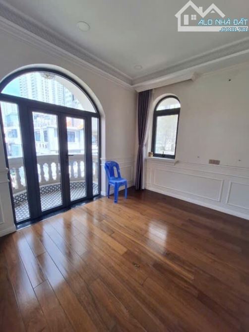 Biệt thự đẳng cấp 5 tầng, khu đô thị Himlam, Quận 7. DT 200m2, ngang 10m, thang máy nhập.