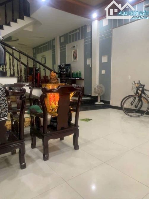 - Bán nhà đường Đặng Dung – Gần Ngô Văn Sở. DT 81M2 – Giá 6.5 TỶ