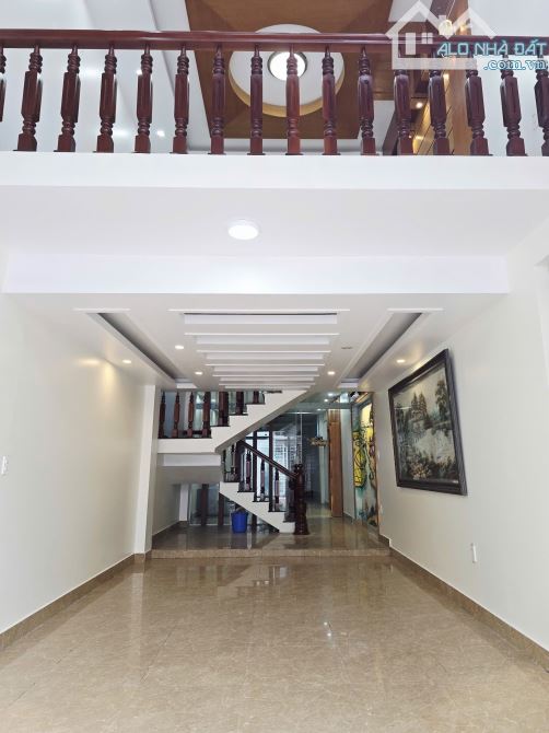Bán nhà 5 tầng 97m2 tại Sở Dầu, Hồng Bàng ô tô vào nhà 6,x tỷ.