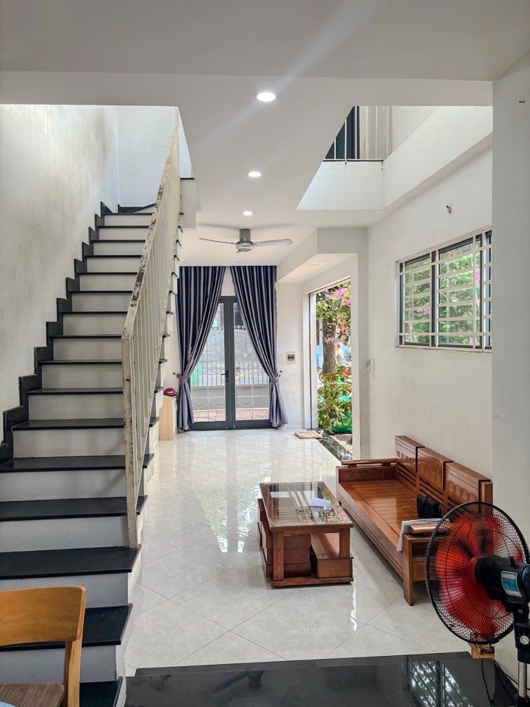 Bán nhà Lê Hồng Phong Dĩ An, căn góc 2 mặt tiền, ô tô đỗ cửa ngày đêm, đường 8m vĩa hè, chỉ 3.4 tỷ