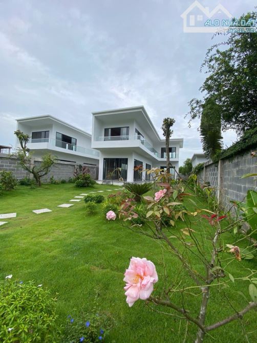 VILLA 1 TRỆT 1 LẦU MT NGUYỄN HUỆ - ĐẤT ĐỎ - BRVT Diện tích 11x47m - 500m2 -100tc Đường nhự