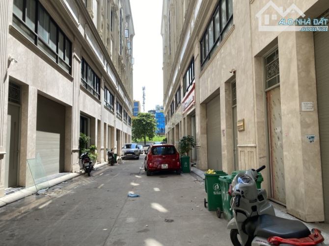 bán liền kề him lam vạn phúc, 2 mặt đường, 96m2, 6 tầng, mặt tiền 6m, giá chào 31 tỉ