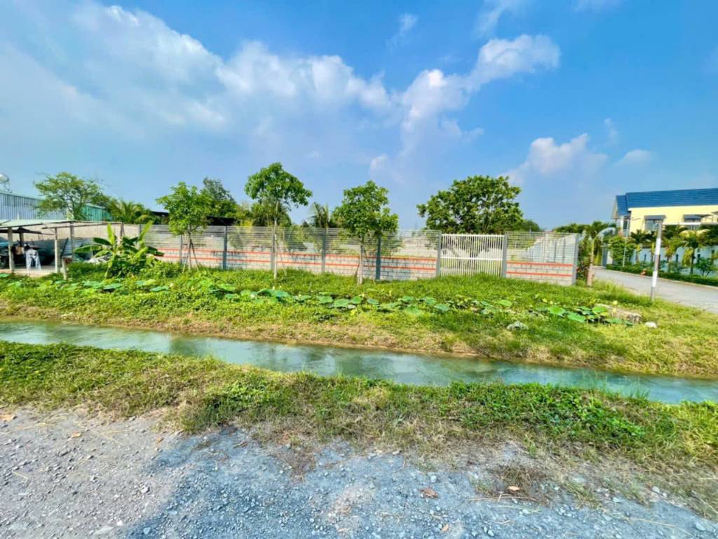 Bán đất view kênh góc 2mt đường nhựa xã Nhuận Đức dt 1960m2 (400m2 thổ) giá 13,7 tỷ