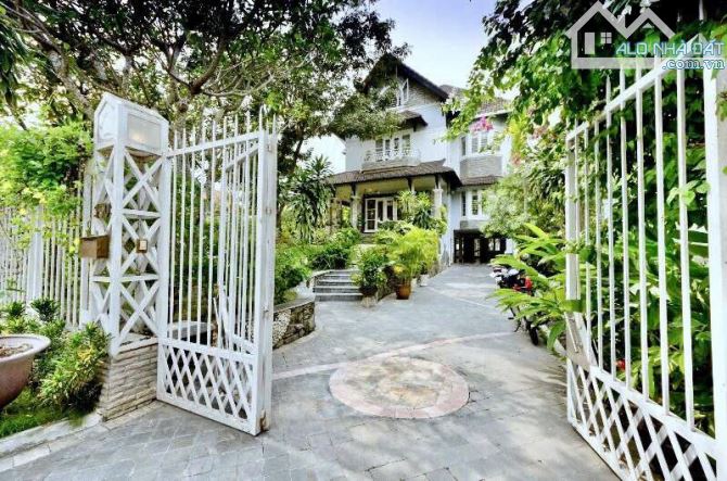 Bán Biệt Thự Nguyễn Văn Hưởng P.Thảo Điền Q2 DT: 45x17 CN:700m2 KC:Hầm 3 Tầng Giá: 280 Tỷ