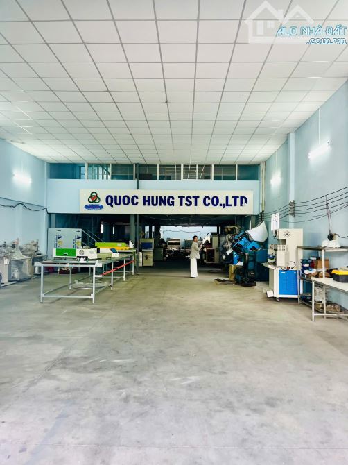 Bán Nhà Xưởng Mặt Tiền ngay Chợ Xuân Thới Thượng, 304m2, ngang 9m, Đường 12m Thông Tứ Tung