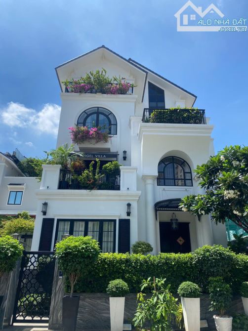 Biệt thự hồ bơi đường Nguyễn Văn Hưởng, Thảo Điền. 15mx20m- Trệt 2 lầu, sân vườn. Giá 99 t