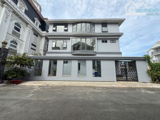 Chỉ 99 tỷ Siêu Biệt Thự Nguyễn Văn Hưởng. DT: 18mx 24m cn:448m2 3 Tầng nhà mới xây.