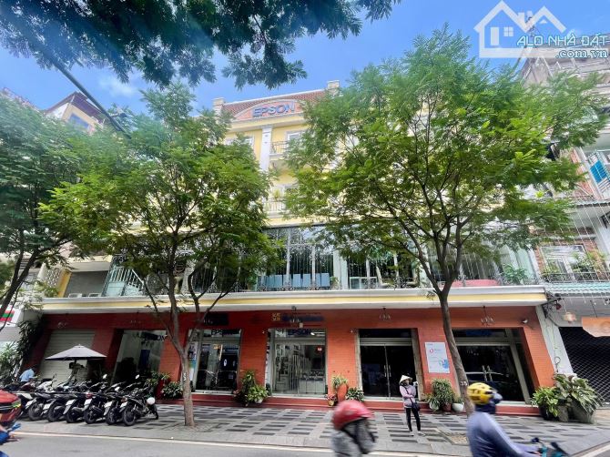Bán gấp nhà mặt tiền đường Trương Định, Quận 3, dt: 25x40m 2 tầng mới