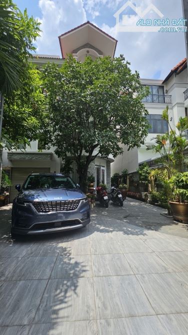 BÁN BIỆT THỰ HOA HỒNG ĐƯỜNG 12 TRẦN NÃO Q2|285m2( 10.5*27m) 60 TỶ