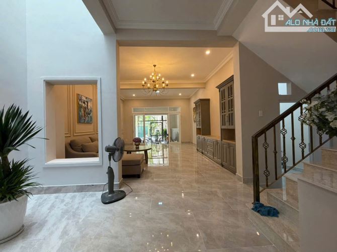 Bán nhà đẹp ở ngay Trung tâm Q1, 112m2 tặng full nội thất, cách MT chỉ 3 căn, Giá: 24 tỷTL