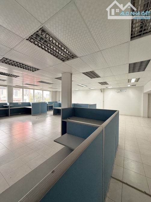TOÀ NHÀ VĂN PHÒNG 3 TẦNG, MẶT TIỀN ĐÌNH PHONG PHÚ – NGANG 16M, 700M2 – GIÁ 48 TỶ TL