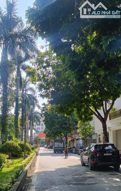 Biệt thự Tân Tây Đô 165,8m2- 4tầng, vỉa hè KD, NT đẹp, giá 24,86 tỷ
