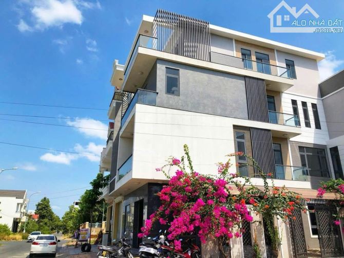 Nhà 3 lầu 17 tỷ góc đường B13 & B23, KDC Hưng Phú 1, Cái Răng, TP. Cần Thơ.