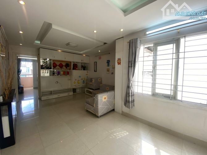 Hiếm bán căn góc dt 61m TTTP đường yesrsin cách biển 800m, giá 2tỷ800, sổ hồng lâu dài
