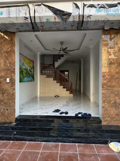 Bán nhà 40m 4 tầng Ngô Quyền Hà Đông Ô tô cạnh nhà full nội thất.