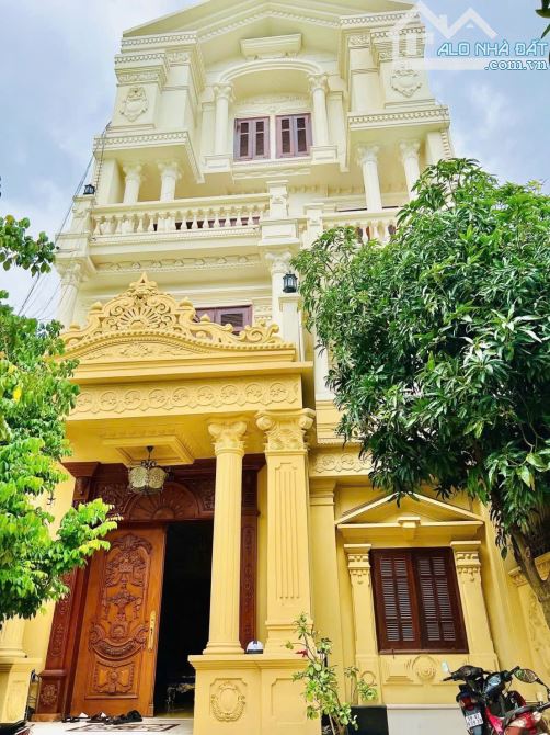 Bán Biệt thự dát vàng kiểu Pháp mặt tiền Bình Long ngộp Bank