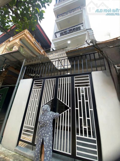 BÁN NHÀ LÔ GÓC PHỐ THẠCH BÀN LONG BIÊN 41m 5 TẦNG NHỈNH 7 TỶ MT 4m Ô TÔ KD NGÕ THÔNG