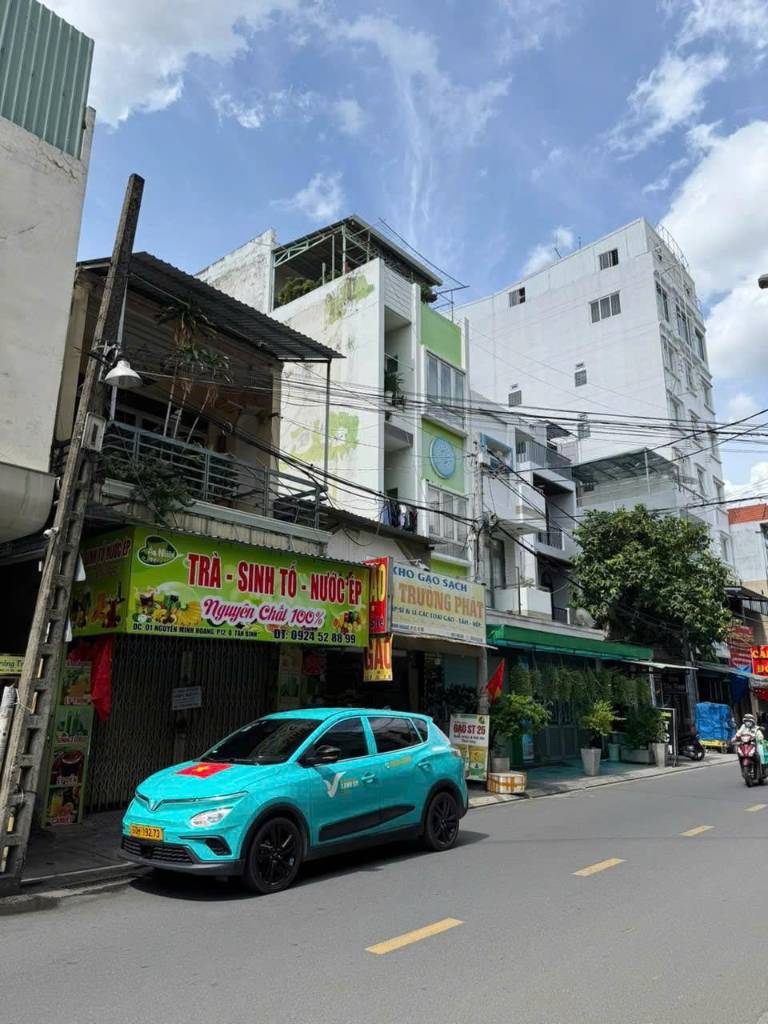 Bán nhà mặt tiền Nguyễn Minh Hoàng Tân Bình, DT 100.8m² thích hợp xây mới, giá 22 tỷ TL