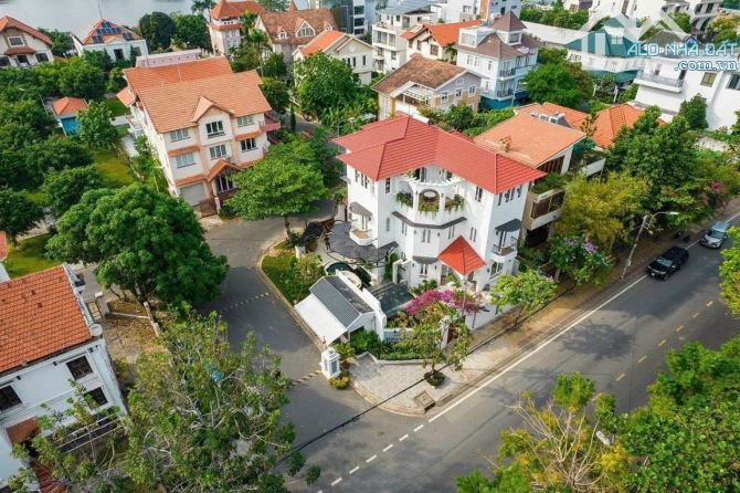 Bán villa góc 3 MT khu compound Nguyễn Văn Hưởng, P.Thảo Điền, DT: 20m x 26m - 85 Tỳ