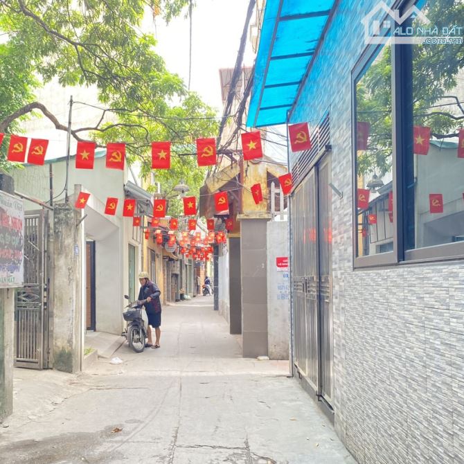 🏡NHÀ LẠC LONG QUÂN- DÂN XÂY CÒN MỚI ĐẸP - 36M- 5 Tầng- Quanh 9 Tỷ