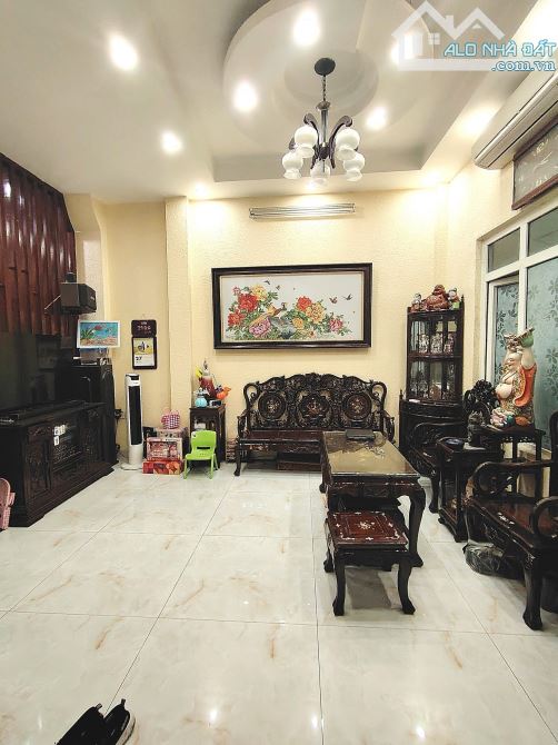 Bán nhà mặt phố Trần Hưng Đạo, 50m2, 5 tầng, mặt tiền 5m, 50 tỷ, vỉa hè rộng, 60tr/tháng