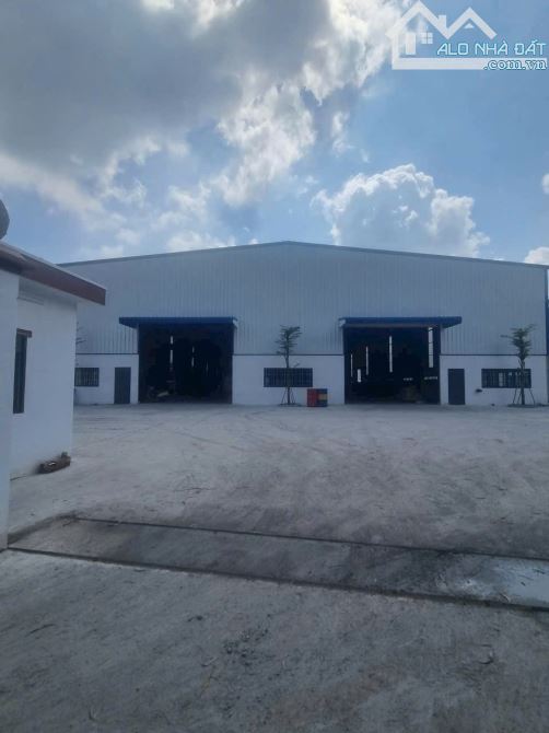 Thu nhập 450tr/tháng, đất gần1ha, xưởng 5500m2 sổ hoàn công / 65ty Tân Uyên, Bình Dương