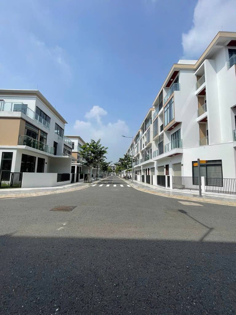 Bán nhà phố liền kề T&T Millennia City Long Hậu, xây 4 tầng, đối diện công viên, hồ bơi, trường FPT