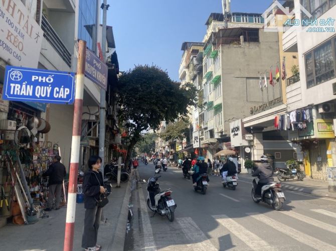 Cực phẩm CHDV 8 tầng 25PKK view hồ trung tâm Đống Đa, 2 thoáng, ô tô dòng tiền 130tr/th