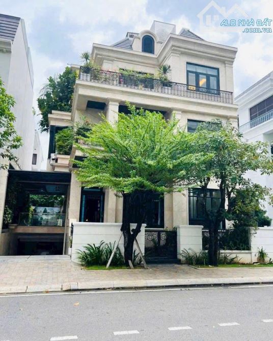 Bán biệt thự Vinhome Tân Cảng, Phường Bình Thạnh, Siêu Vị trí, liền kề Q1