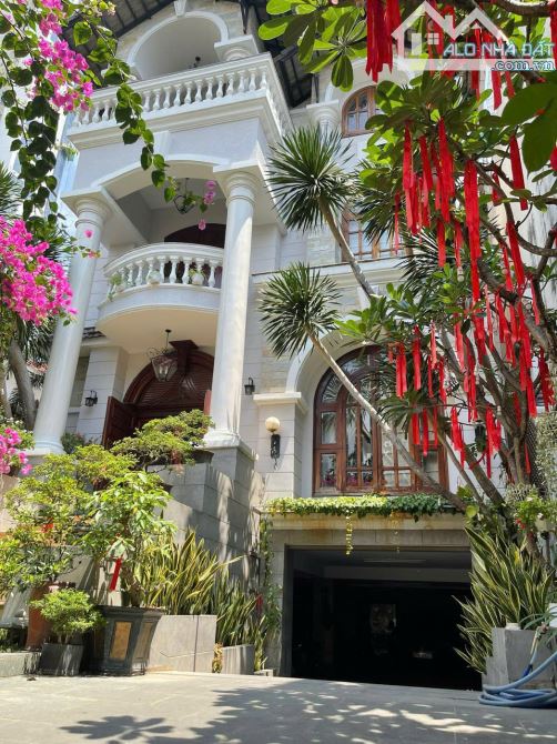 Bán Biệt Thự Cao Cấp ngay Nguyễn Văn Hưởng Quận 2. 12m x 30m. Trệt + 2 Tầng.Giá 92 Tỷ