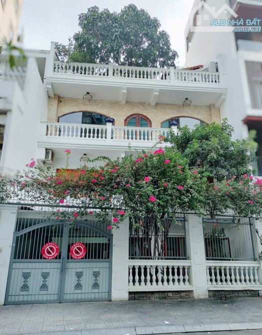 BIỆT THỰ TRUNG TÂM QUẬN 1 CÓ HỒ BƠI RIÊNG RESORT. DT: 10X23M. 4 TẦNG GIÁ 125 TỶ
