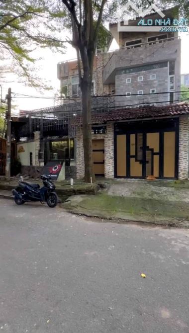 BIỆT THỰ -RẠCH BÀ LỚN- BÌNH HƯNG- BÌNH CHÁNH- GIÁP BẾN XE QUẬN 8 -DT: 331M2- 36 TỶ