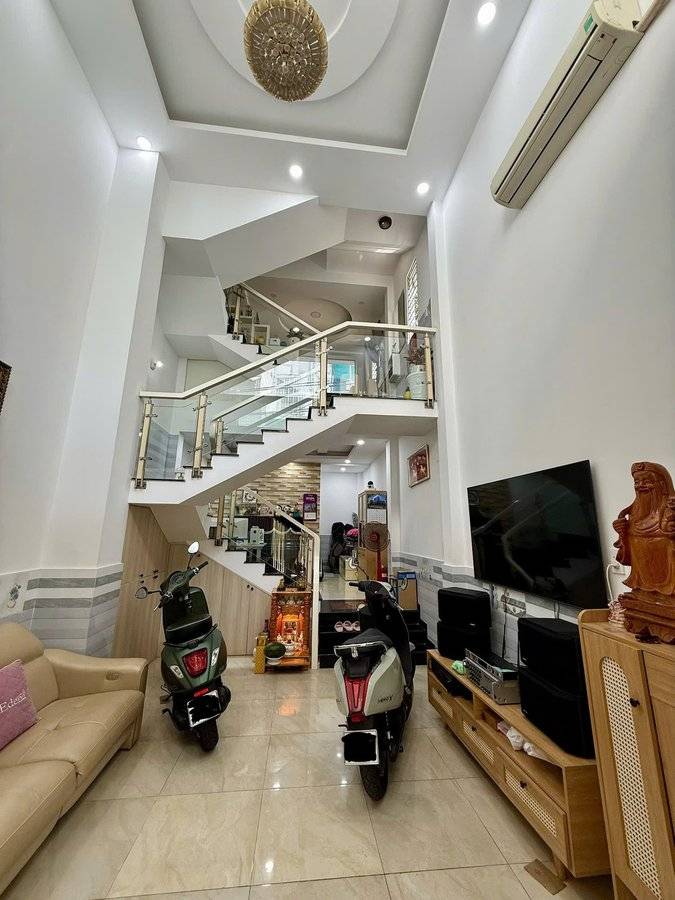Bán nhà đường Thích Quảng Đức, Phú Nhuận, DT 42m², hẻm xe hơi, giá 9,8 tỷ