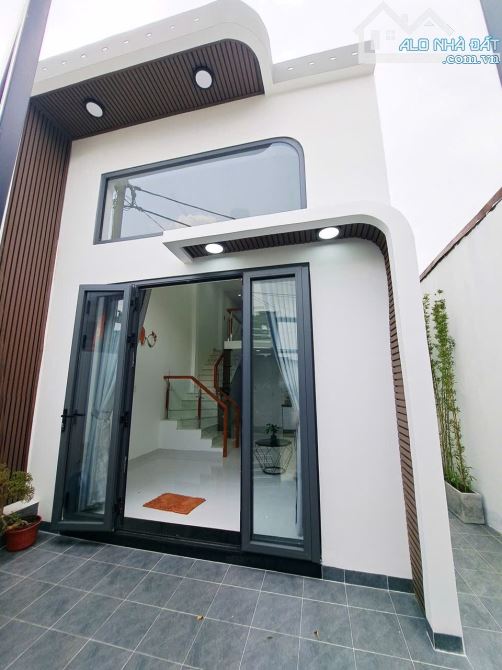 NHÀ MỚI VÀO Ở NGAY - NGANG 5,3M RỘNG RÃI - VỊ TRÍ ĐỈNH HXH THÔNG - SHR 100% THỔ