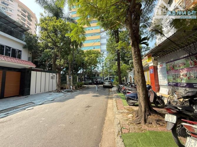 BIỆT THỰ VIP LÀNG QUỐC TẾ THĂNG LONG – 2 MẶT Ô TÔ – KINH DOANH – VỈA HÈ RỘNG – THANG MÁY