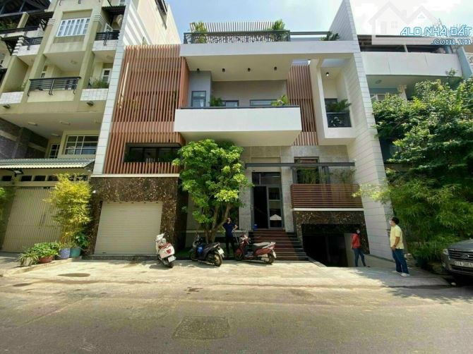 Bán biệt thự khu vip 357A Nguyễn Trọng Tuyển, P1, Tân Bình. DT: 9m x 15m 4 tầng thang máy