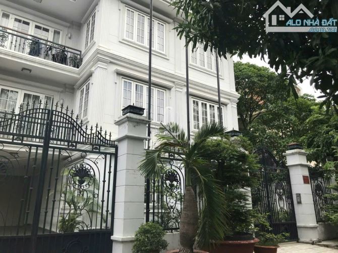 Bán biệt thự đường Quốc Hương, P. Thảo Điền, TP. Thủ Đức. DT 16x22M, 3 Tầng. Chỉ 100 TỶ