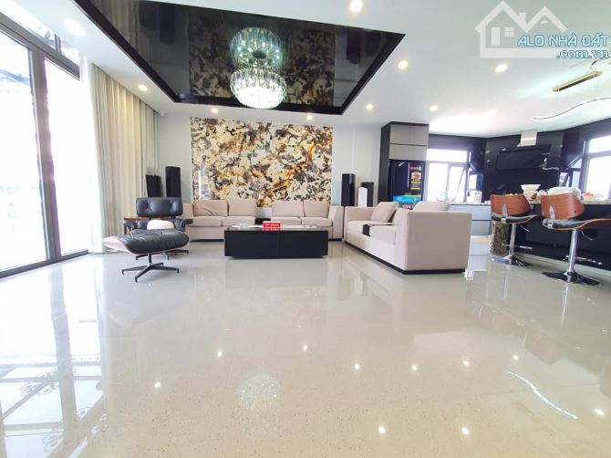 Bán tòa văn phòng mới - mặt phố Nguyễn Trường Tộ - 10 tầng x 270m2 MT 10m 200 tỷ