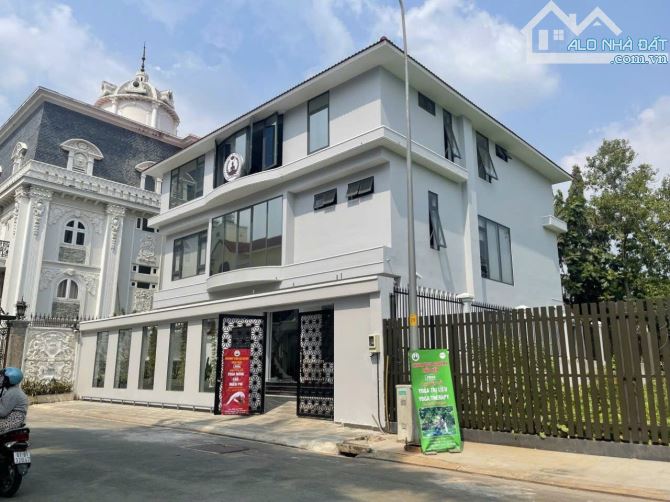 Biệt thự 2 mặt tiền trước sau khu compound Eden Thảo Điền. DT 18x24m, 3 tầng. Giá 110 tỷ