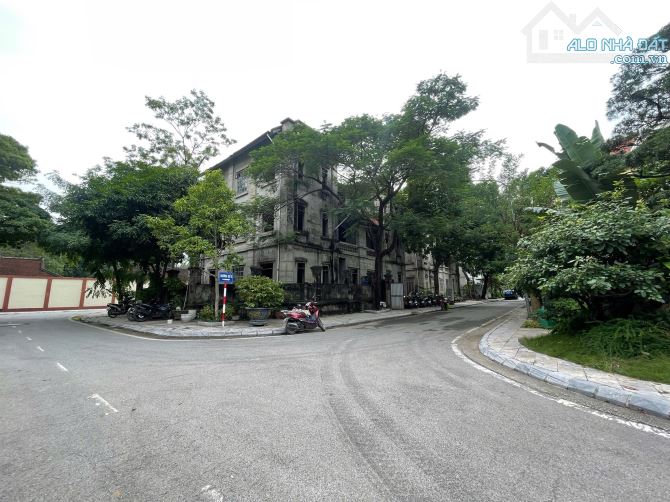 B.Thự LÔ GÓC 3 MẶT ĐƯỜNG khu khép kín bảo vệ 24/7 210m2 4 tầng cạnh Hồ điều hoà 39 Tỷ