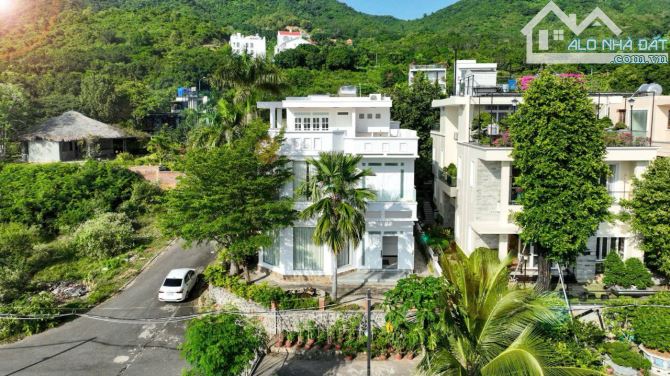 Biệt thự view biển Nha Trang từ phòng ngủ. Sổ hồng lâu dài - DT 432.5m2 - 32 tỷ