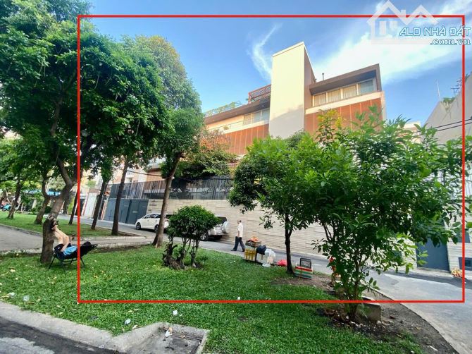 Siêu biệt thự ngang 36m ngay Hoàng Việt P.4, Tân Bình. DT 36x21m - Hầm 5 tầng - 136 tỷ