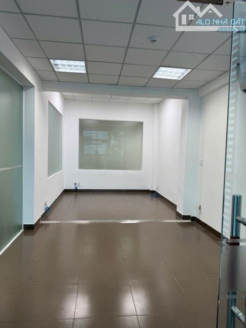 Bán toà nhà văn phòng mặt tiền đường gần sân bay khu vip Phú Nhuận, giá 126 tỷ