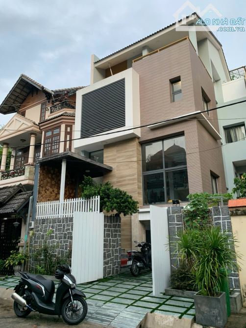 Biệt thự Hồ bơi MT Nguyễn Bá Huân, Thảo Điền chỉ 165tr/m2, 208m2 (7, x 27m), HĐT 90tr/th