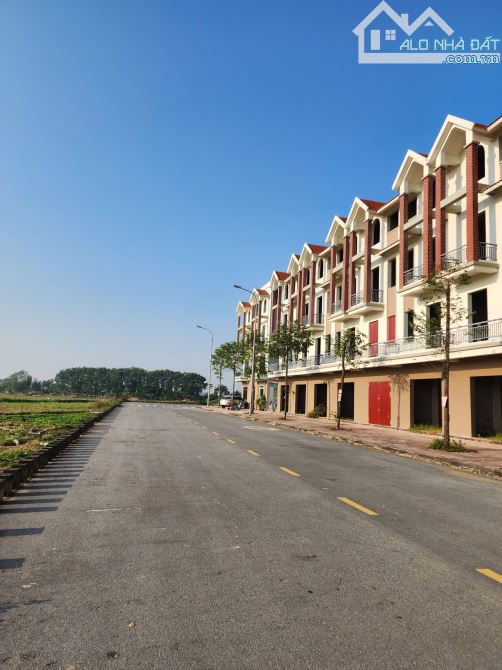 Bán nhà 4 tầng xây thô .Vạn Phúc . dt 76.5m . mt 4.5m . hướng ĐN . giá 5 tỷ 7