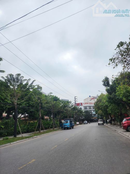 Bán BT 3.5 tầng Hai Bà Trưng . dt 130m . mt 10m . hướng ĐN . giá 35 tỷ